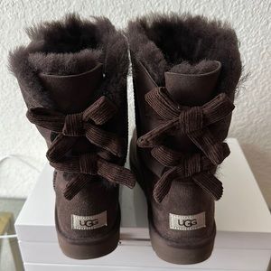 UGG Bailey Twinface Bow Back Boots - In Chocolate
